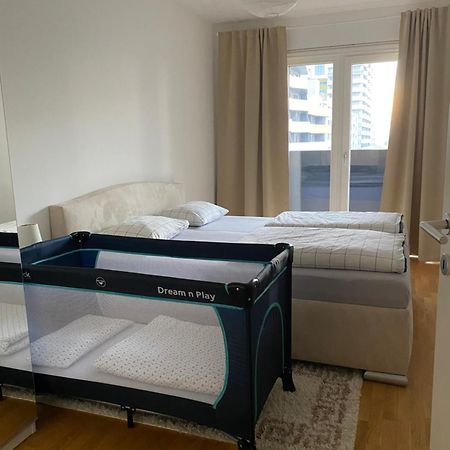 2 Bedroom Apartment Next To Metro U1 And Garage Parking Wina Bagian luar foto