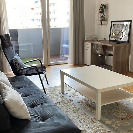 2 Bedroom Apartment Next To Metro U1 And Garage Parking Wina Bagian luar foto