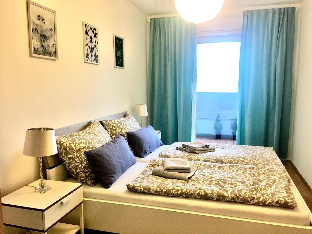 2 Bedroom Apartment Next To Metro U1 And Garage Parking Wina Bagian luar foto