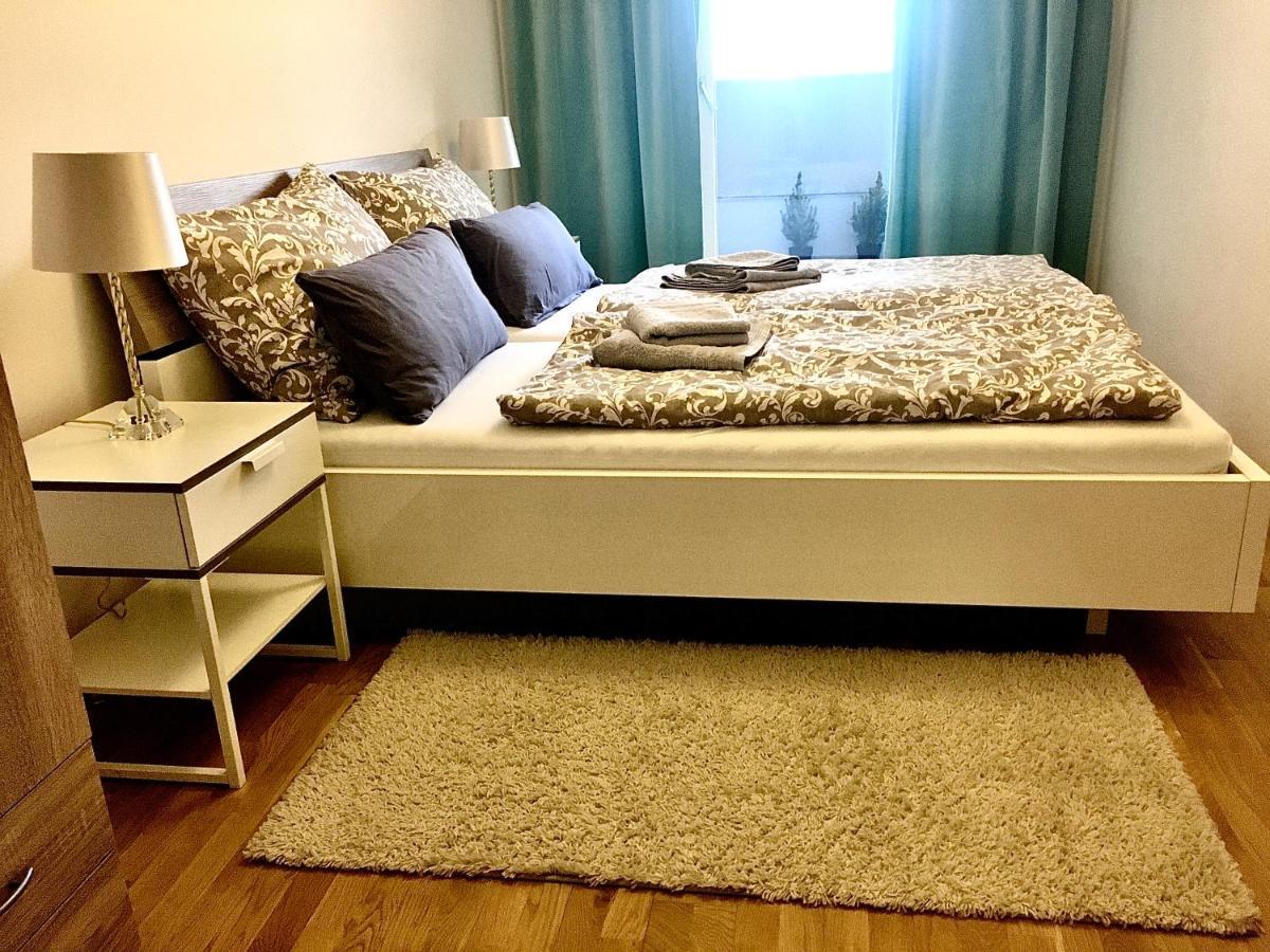 2 Bedroom Apartment Next To Metro U1 And Garage Parking Wina Bagian luar foto
