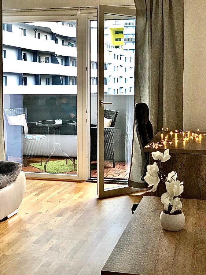 2 Bedroom Apartment Next To Metro U1 And Garage Parking Wina Bagian luar foto