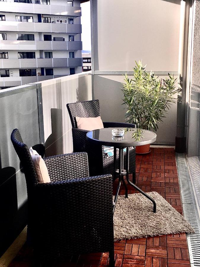 2 Bedroom Apartment Next To Metro U1 And Garage Parking Wina Bagian luar foto