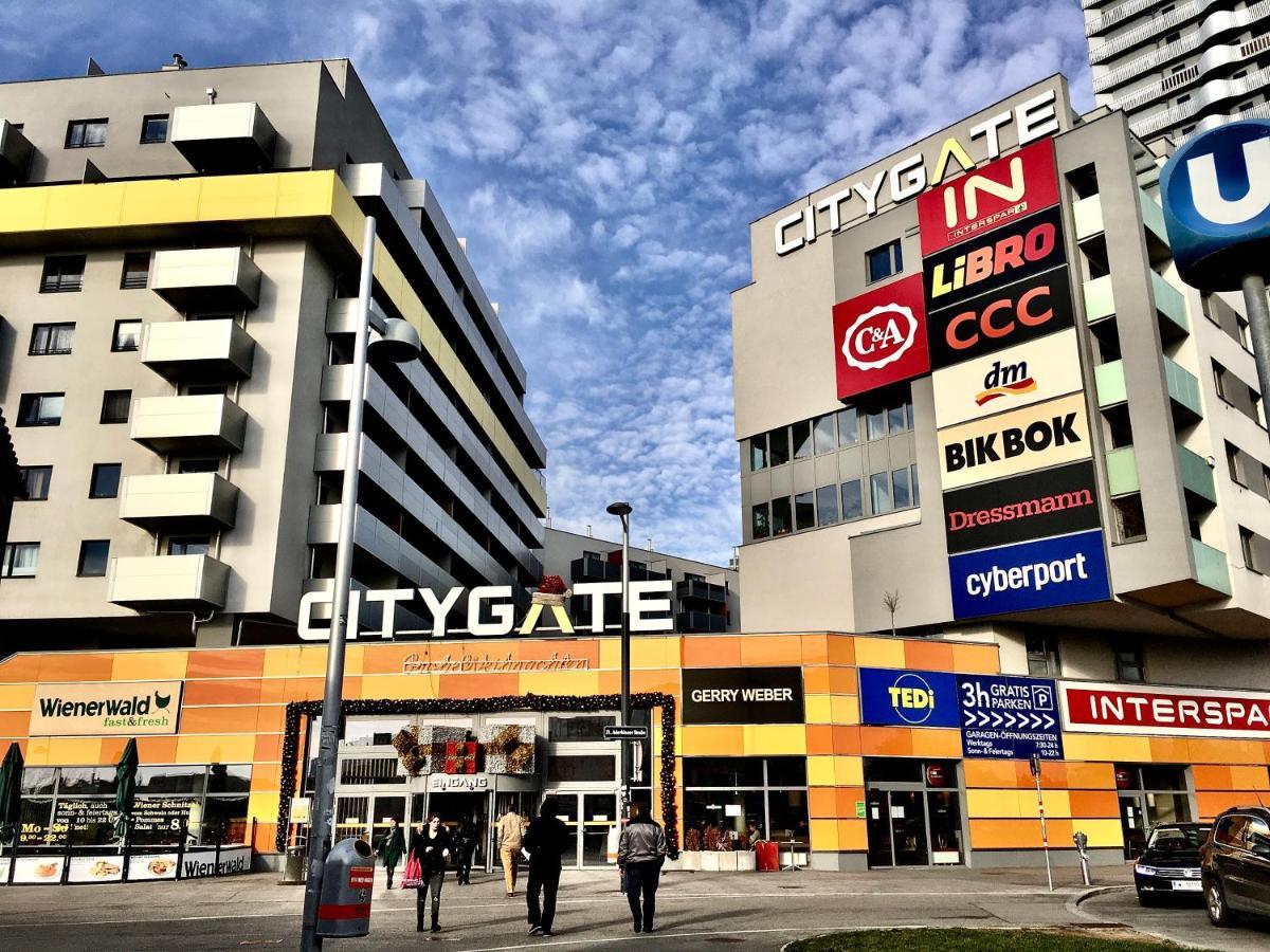 2 Bedroom Apartment Next To Metro U1 And Garage Parking Wina Bagian luar foto