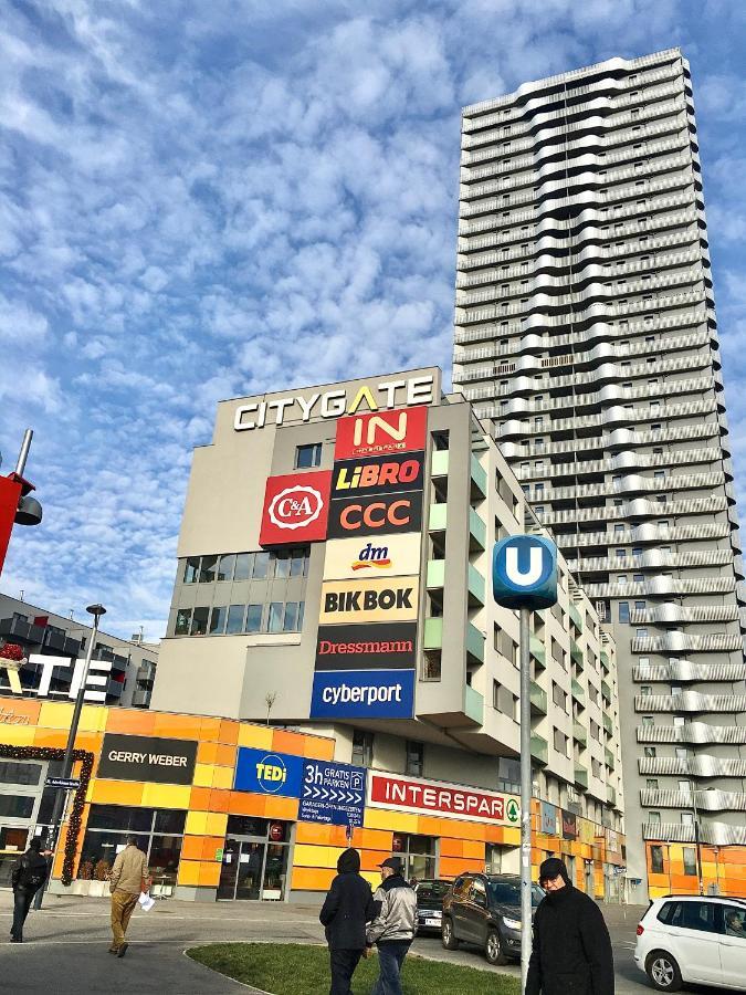 2 Bedroom Apartment Next To Metro U1 And Garage Parking Wina Bagian luar foto