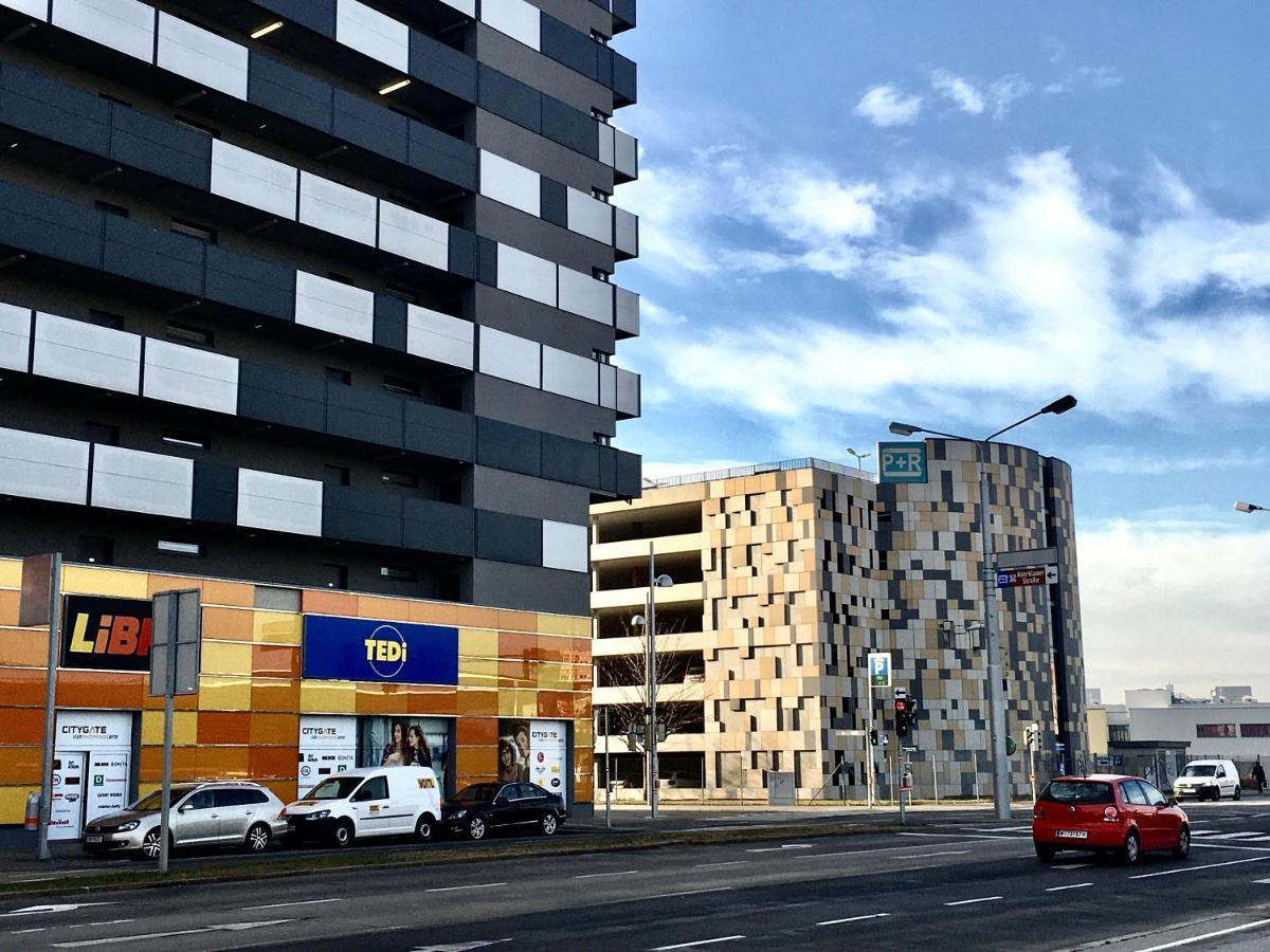 2 Bedroom Apartment Next To Metro U1 And Garage Parking Wina Bagian luar foto