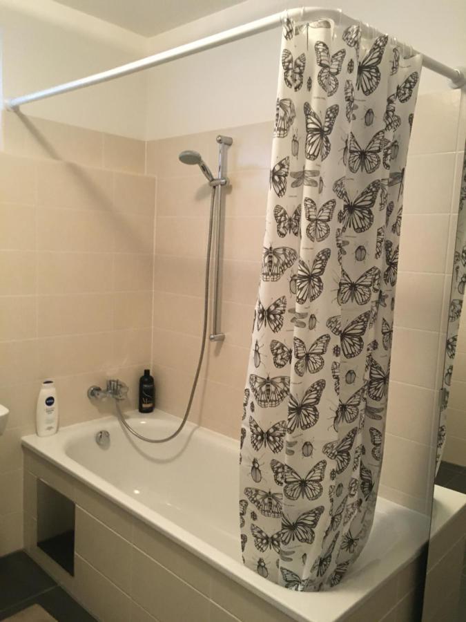 2 Bedroom Apartment Next To Metro U1 And Garage Parking Wina Bagian luar foto