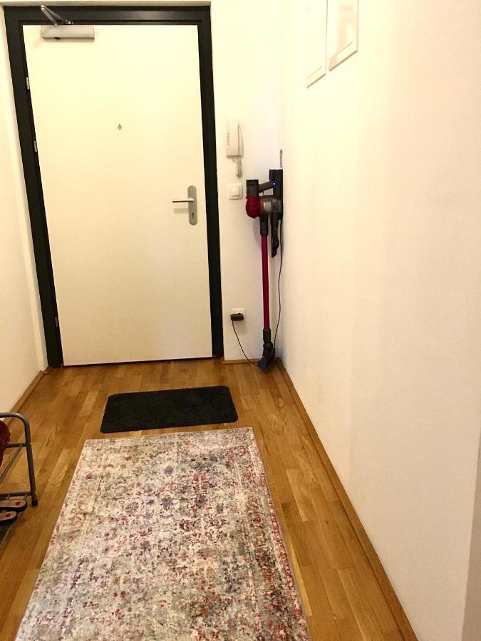 2 Bedroom Apartment Next To Metro U1 And Garage Parking Wina Bagian luar foto